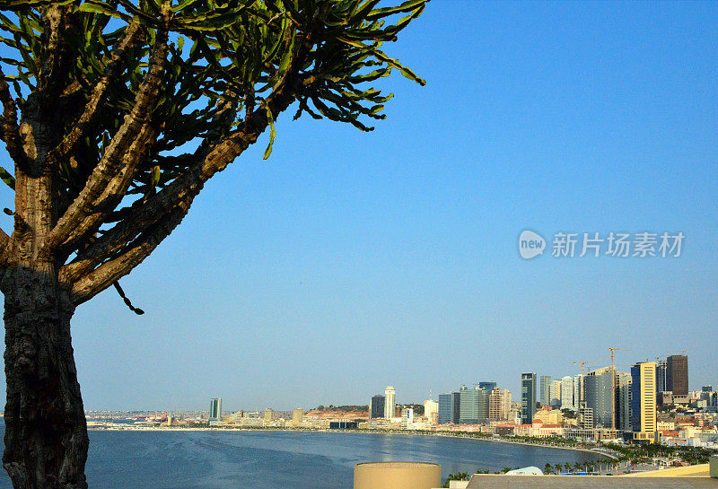 罗安达湾-巨大的仙人掌和海滨大道的全景，Avenida边际/ 4 de Fevereiro - skyline，安哥拉